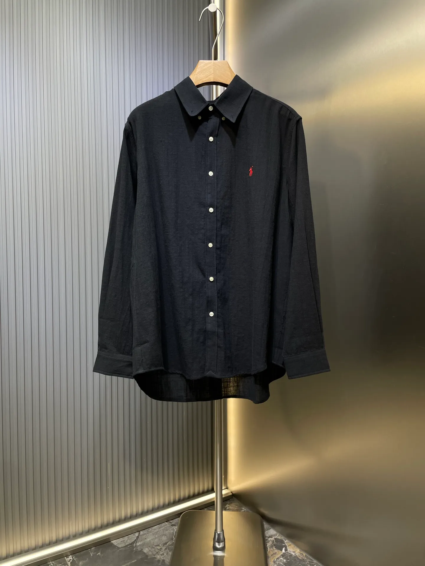 P430 Ralph Lauren 🌟[Top Original] Embroidered linen shirt. Selected high-quality linen material with natural texture and breathability. Tight and smooth, comfortable and close to the skin. Elegantly presented with a touch of deep ink. Exquisite red pony logo is embellished, like a smart flame in the dark night. The clever design of the external pleated slit back shoulder adds a sense of agility and detachment in a minimalist shape. Contains the soul of fashion. Process 1: Adopt imported machine embroidery technology and use advanced computer control systems and precision mechanical components to achieve the iconic pony embroidery operation with high precision and smooth and delicate lines. Process 2: Adopt side-turning buried clamp stitching process, which is smooth and tidy. Process 3: The fabrics have been washed and have a better hand feel. Not easy to deform, not easy to shrink, not easy to fade, and maintain long-term beauty. Accessories: Customized 1:1 thick plate resin buckle Customized 1:1 Ralph Lauren trademark Fit: Loose fit Size: S M L XL